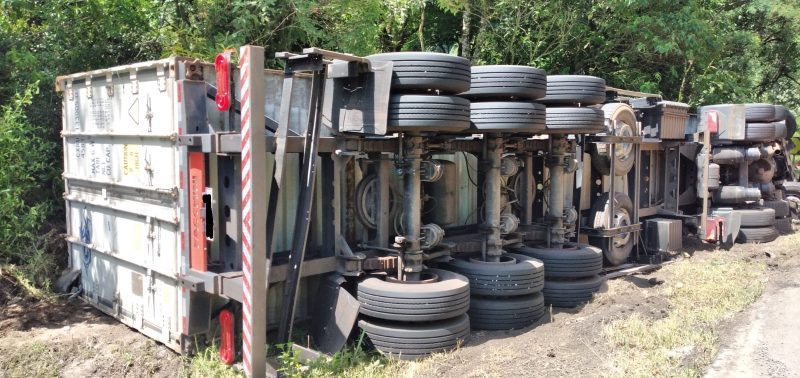 Carreta tomba e motorista morre na BR-470 em Pouso Redondo – Foto: Divulga&ccedil;&atilde;o/Corpo de Bombeiros Militar