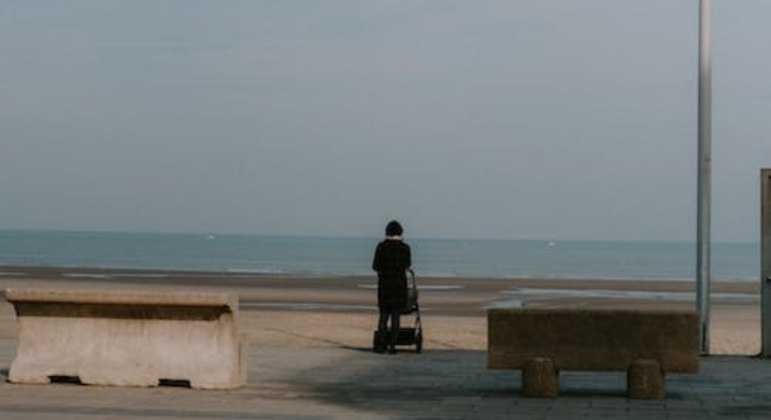 Mãe abandona o filho, dentro do seu carrinho, em uma praia deserta da Polônia