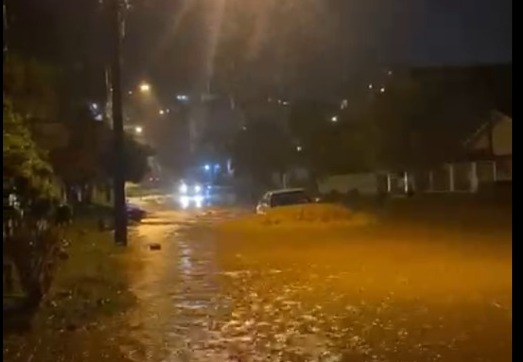 Motorista arriscou passar pelo alagamento – Foto: Internet/ND