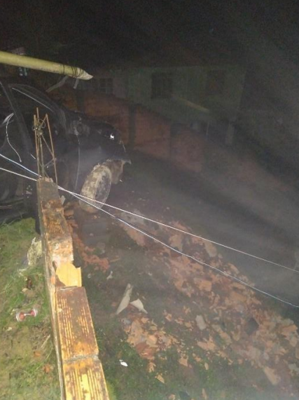 Suspeitos em fuga arremessam drogas pela janela e batem carro em poste em Blumenau – Foto: Divulga&ccedil;&atilde;o/Pol&iacute;cia Militar/Reprodu&ccedil;&atilde;o/ND