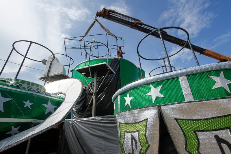 Escolas de samba fazem &uacute;ltimos preparativos para o desfile no Carnaval de Florian&oacute;polis. – Foto: Leo Munhoz/ND