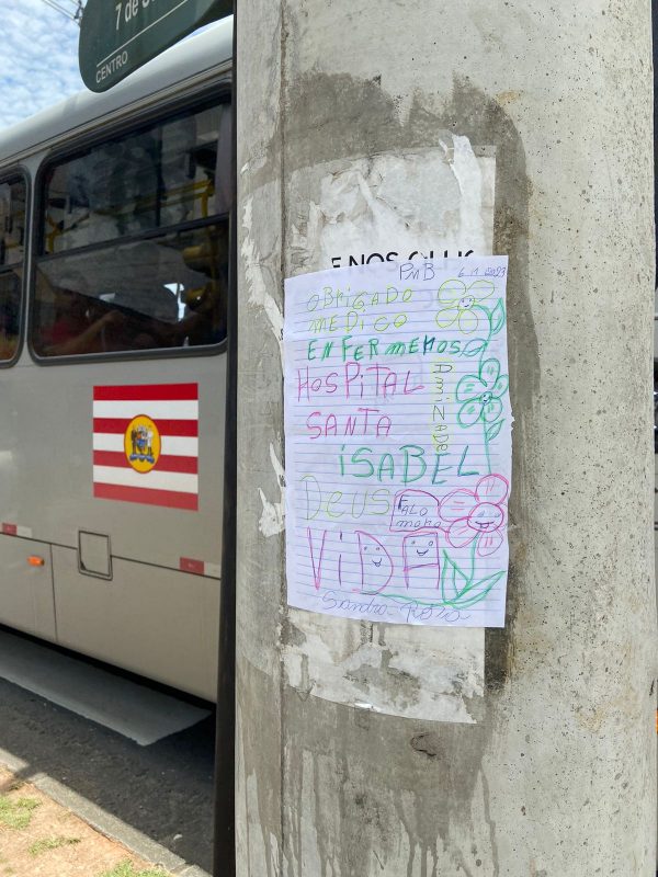 Mensagem de gratid&atilde;o a m&eacute;dicos e enfermeiros est&aacute; em cartaz na rua 7 de Setembro – Foto: Yoana Carmo/Divulga&ccedil;&atilde;o/Hospital Santa Isabel/ND