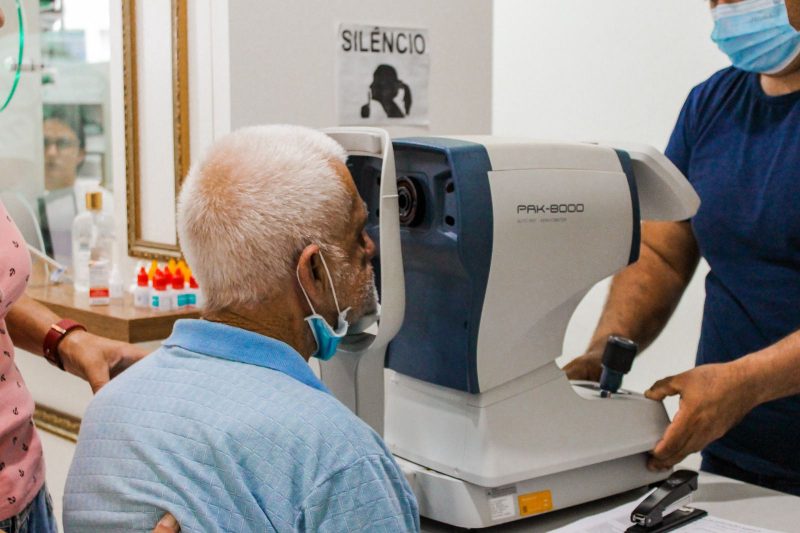 Pacientes passaram por uma avaliação do médico oftalmologista antes de irem ao bloco cirúrgico – Foto: Divulgação/ND