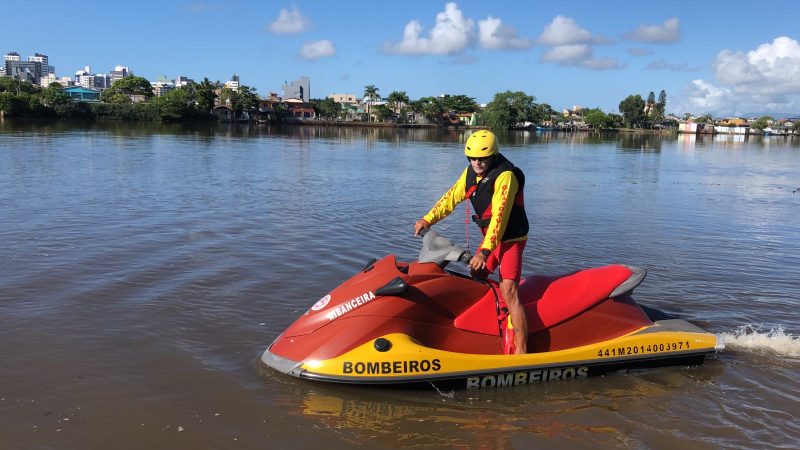 Buscas est&atilde;o sendo feitas com aux&iacute;lio de helic&oacute;ptero, botes, lanchas e jetski – Foto: CBMSC/Divulga&ccedil;&atilde;o/ND