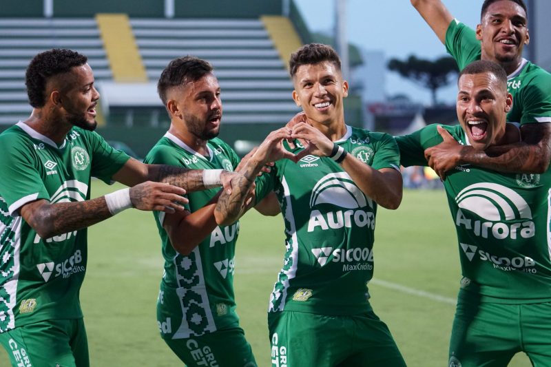 Bruno Naz&aacute;rio (ao centro) marcou o primeiro gol da Chapecoense, na partida desta quinta-feira – Foto: Tiago Meneghini/ACF/Divulga&ccedil;&atilde;o