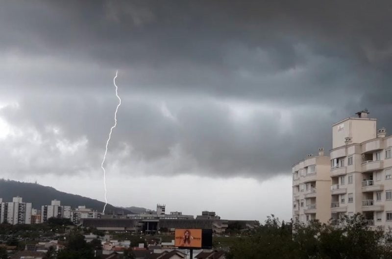 Tempestade pinta o c&eacute;u da cidade de escuro – Foto: Divulga&ccedil;&atilde;o/@82drones/ND