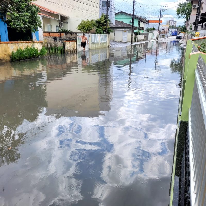 Rua Jac&oacute; Knihs, no bairro Santa Terezinha, alagou com a chuva e a &aacute;gua era escura – Foto: Lilian/Arquivo pessoal/ND
