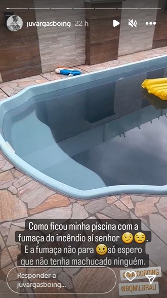 Na piscina, &eacute; poss&iacute;vel ver a colora&ccedil;&atilde;o escura da &aacute;gua da chuva – Foto: Juliana Vargas Boing/Reprodu&ccedil;&atilde;o/Internet