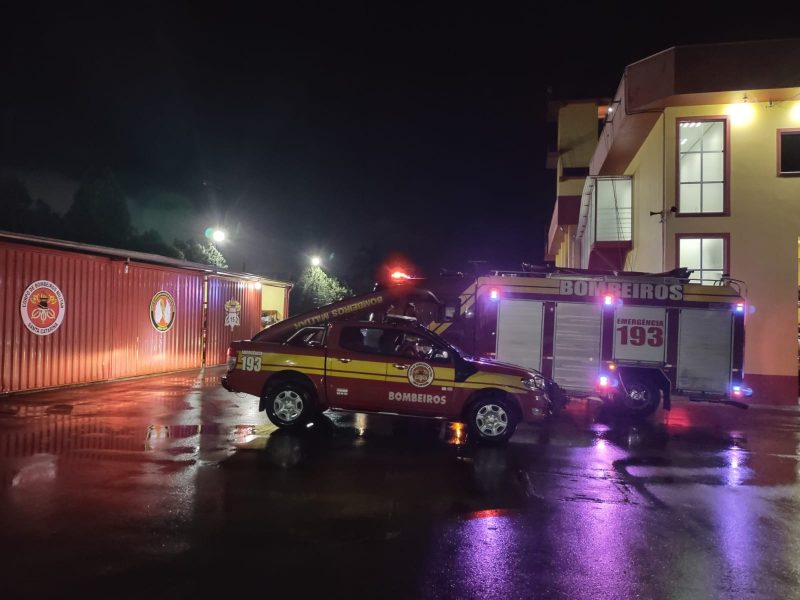 Fam&iacute;lia &eacute; resgatada de barco pelos bombeiros ap&oacute;s resid&ecirc;ncia ficar alagada em Rio do Sul – Foto: Divulga&ccedil;&atilde;o/Corpo de Bombeiros Militar