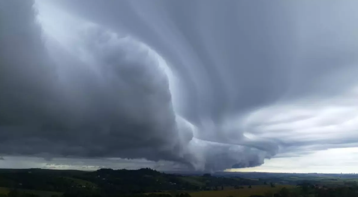 Nuvem inusitada foi vista no Paran&aacute; neste domingo (26) – Foto: Foto enviada pelo internauta Roberto Pires ao RIC Mais/Reprodu&ccedil;&atilde;o/ND