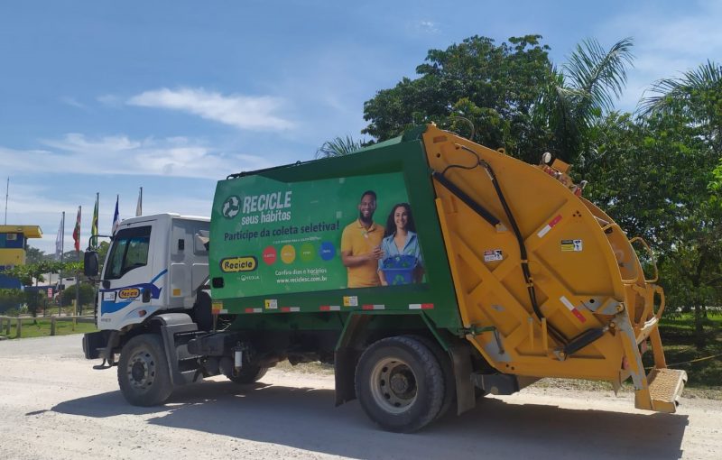 Coleta seletiva em Navegantes &eacute; feita com o caminh&atilde;o da campanha Recicle seus H&aacute;bitos – Foto: Veolia/Divulga&ccedil;&atilde;o