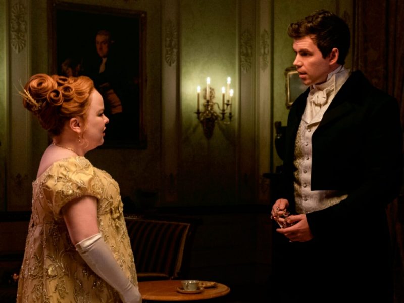 na foto aparecem personagens principais de Bridgerton