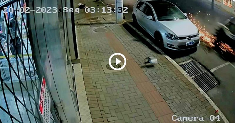 Um jovem ficou em estado grave ap&oacute;s uma violenta colis&atilde;o entre um carro e uma &aacute;rvore em Chapec&oacute;. &mdash; Foto: Internet/Reprodu&ccedil;&atilde;o/ND