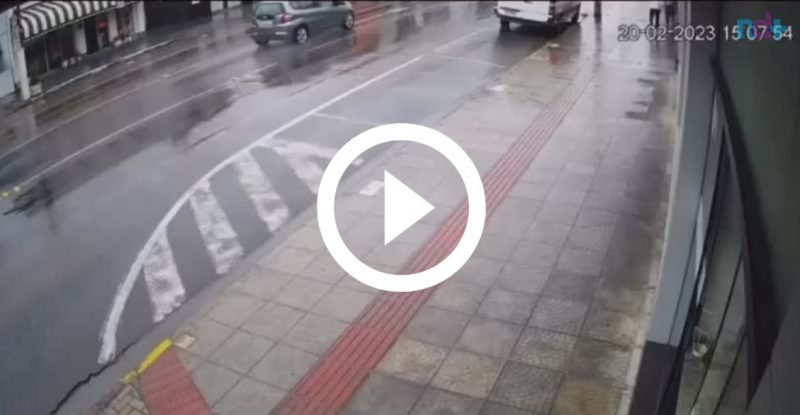 C&acirc;mera de seguran&ccedil;a registra momento em que carro invade estabelecimento em Rio do Sul – Foto: C&acirc;mera de Seguran&ccedil;a / Reprodu&ccedil;&atilde;o ND