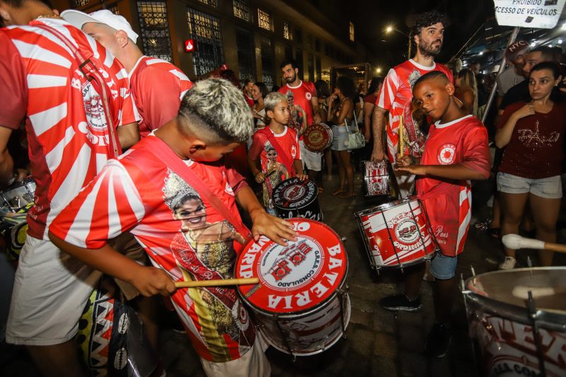 Consulado divide enredo em quatro partes Enredo dividido em quatro partes: os “avós” que contam, as “mães” que geram, os “filhos” que recebem e os “anjos” que compartilham – Foto: Sofia Leal/PMF/Divulgação/ND