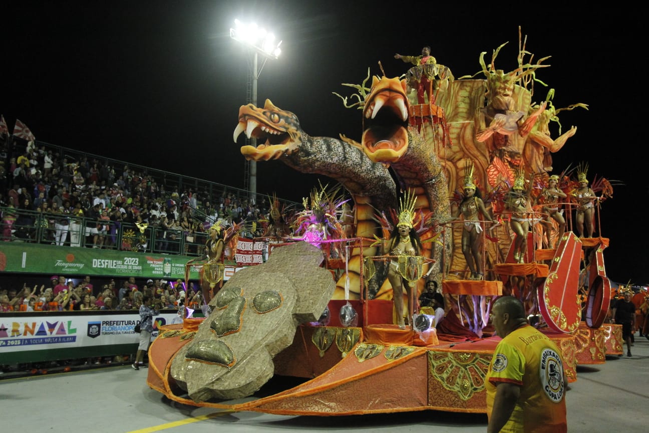 Animais de hoje e de ontem desfilam neste ″Carnaval″