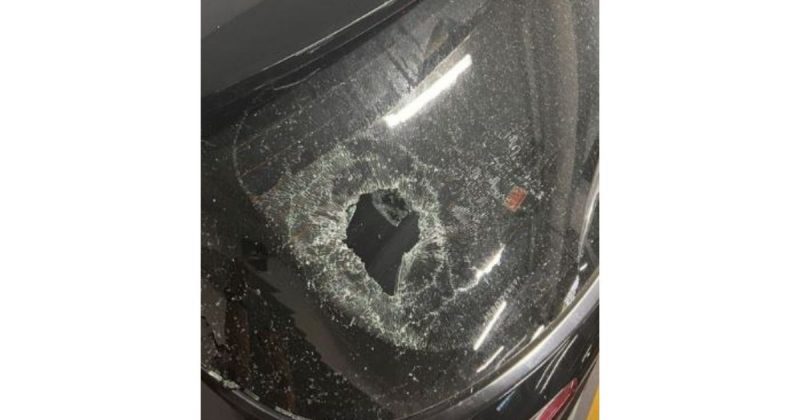 Goleiro Wilson publica foto do vidro do seu carro quebrado ap&oacute;s ser acertado com uma garrafa na sa&iacute;da do Est&aacute;dio da Ressacada – Foto: @wilson_w1/Reprodu&ccedil;&atilde;o/ND