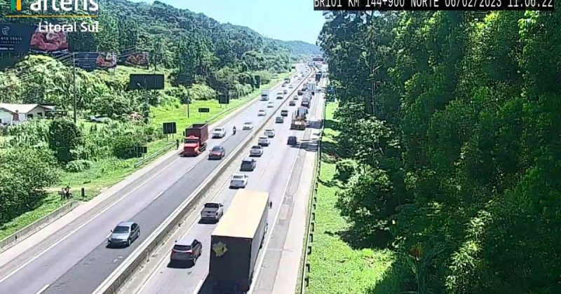 Tr&acirc;nsito &eacute; intenso na altura do Morro do Boi em Balne&aacute;rio Cambori&uacute; – Foto: Arteris Litoral Sul/Reprodu&ccedil;&atilde;o