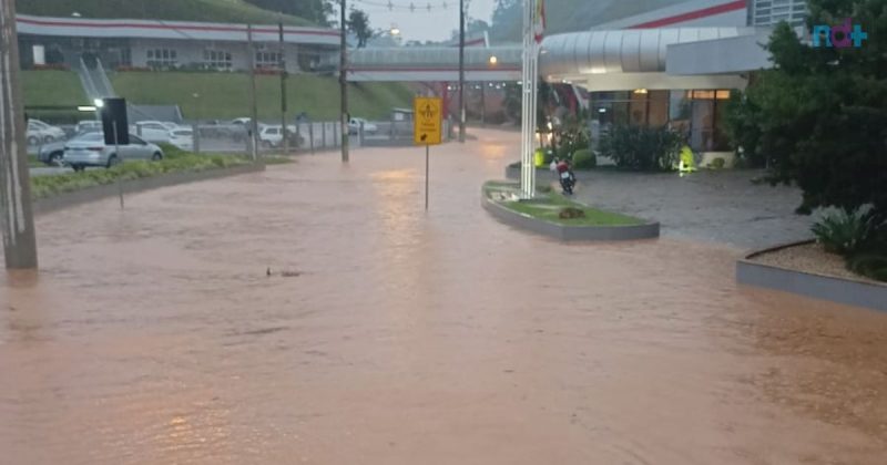 Ruas de Brusque tiveram alagamentos pontuais na noite desta quinta-feira – Foto: Secom Brusque/Divulga&ccedil;&atilde;o