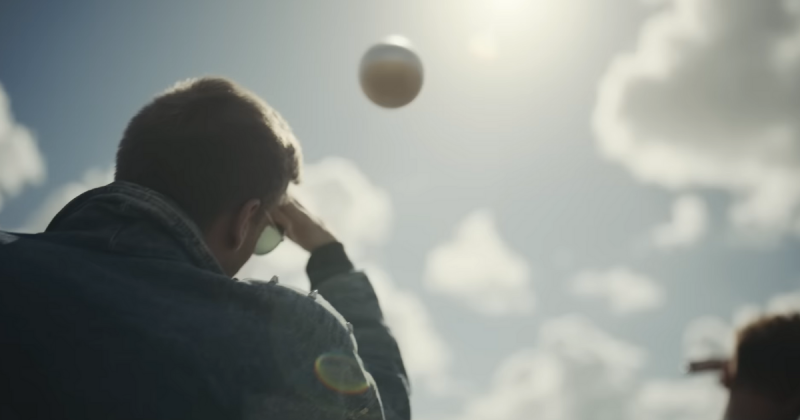 Trechos da propaganda divulgada pelos m&uacute;sicos do U2 parecem muito com os objetos abatidos pelo governo dos EUA – Foto: Twitter/Reprodu&ccedil;&atilde;o/ND