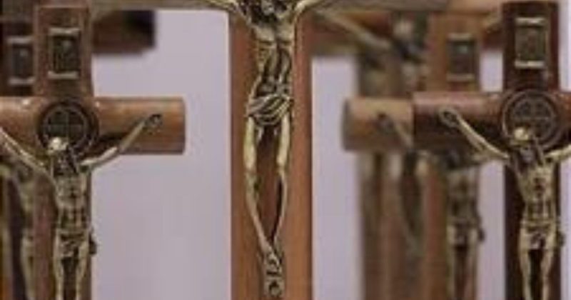 Mulher iniciou inc&ecirc;ndio em dep&oacute;sito de igreja e em cruz do santu&aacute;rio – Foto: Reprodu&ccedil;&atilde;o/Internet