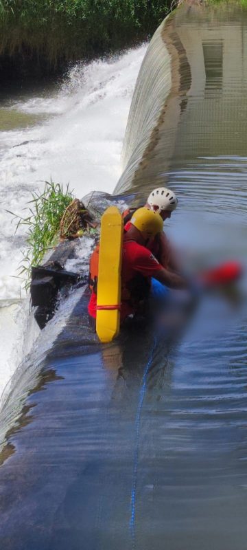 Corpo foi encontrado por volta das 09h50 da manh&atilde; deste domingo (26) em Indaial – Foto: Bombeiros Volunt&aacute;rios de Indaial/Divulga&ccedil;&atilde;o/ND