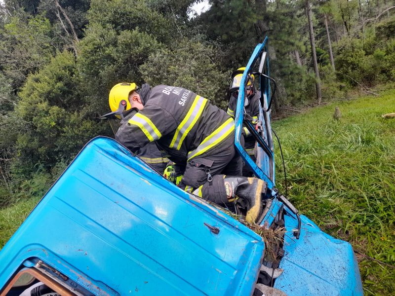 Corpo de Bombeiros precisou retirar as v&iacute;timas das ferragens. – Foto: Corpo de Bombeiros Militar/Divulga&ccedil;&atilde;o/ND