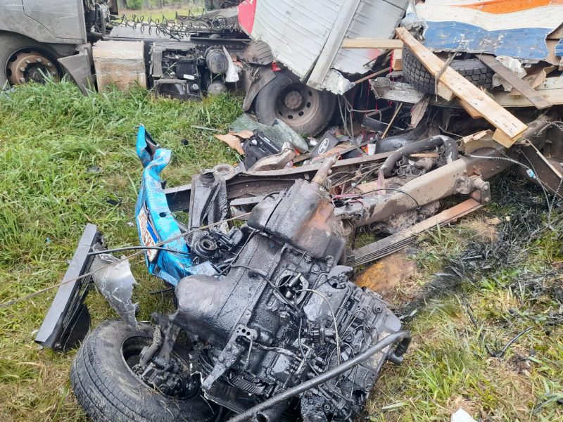 caminhão ficou destruído com o impacto do acidente