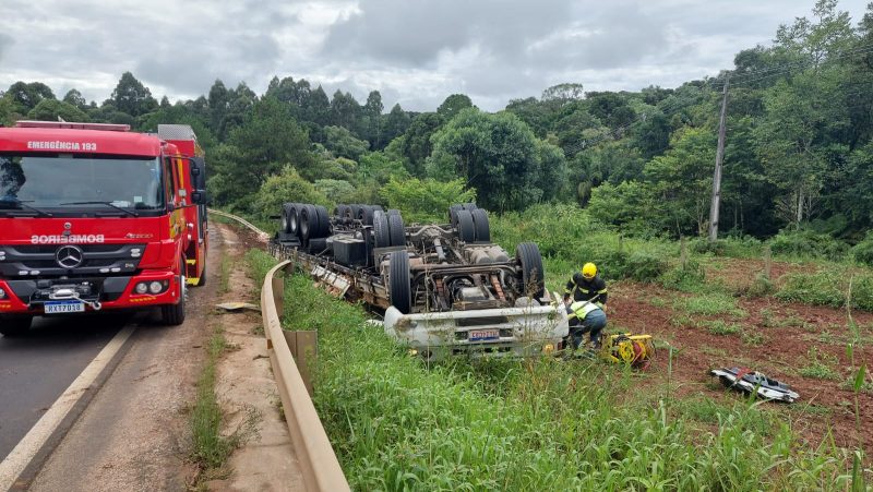 Um caminh&atilde;o saiu da pista e capotou. – Foto: Corpo de Bombeiros Militar de SC/Divulga&ccedil;&atilde;o/ND