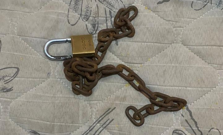 Adolescente de 17 anos &eacute; acorrentada pela m&atilde;e em Itaja&iacute; – Foto: Pol&iacute;cia Militar/Divulga&ccedil;&atilde;o/ND