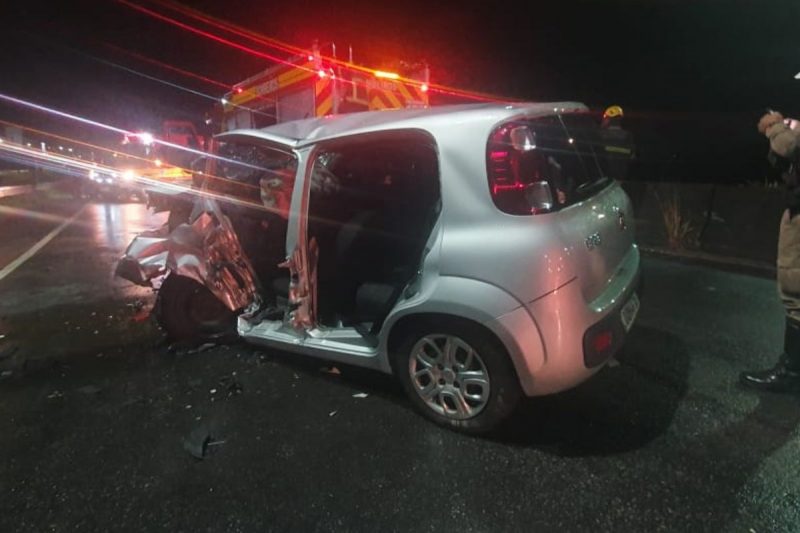 Carro ficou destru&iacute;do ap&oacute;s o acidente – Foto: PMRv/Divulga&ccedil;&atilde;o/ND