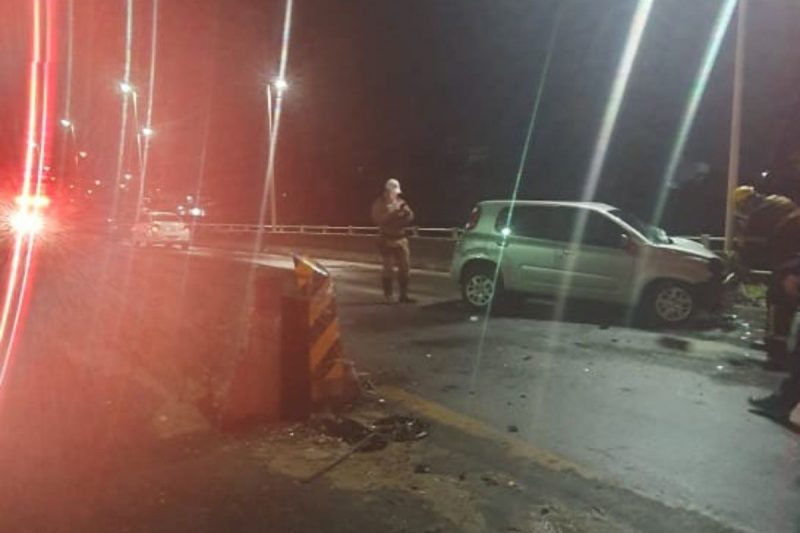 Motorista teria batido contra mureta ap&oacute;s perder o controle da dire&ccedil;&atilde;o – Foto: PMRv/Divulga&ccedil;&atilde;o/ND