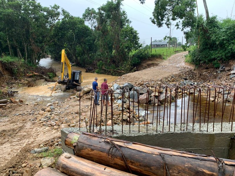 The Santo Amaro Civil Defense conducts a temporary diversion to help the community get through - Photo: Adriano Caldas/DC/Disclosure/ND