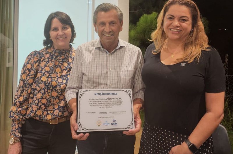 Prefeita Dalv&acirc;nia Cardoso entregou Men&ccedil;&atilde;o Honrosa ao deputado J&uacute;lio Garcia – Foto: Divulga&ccedil;&atilde;o/ND