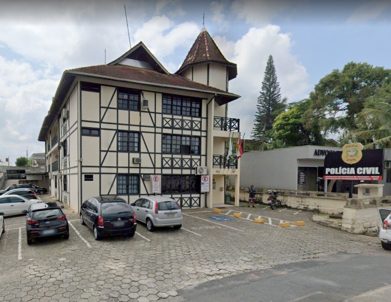 Homem tentou depredar lixeiras e a placa de identifica&ccedil;&atilde;o da Delegacia de Brusque, sendo detido – Foto: Google Street View/Reprodu&ccedil;&atilde;o/ND