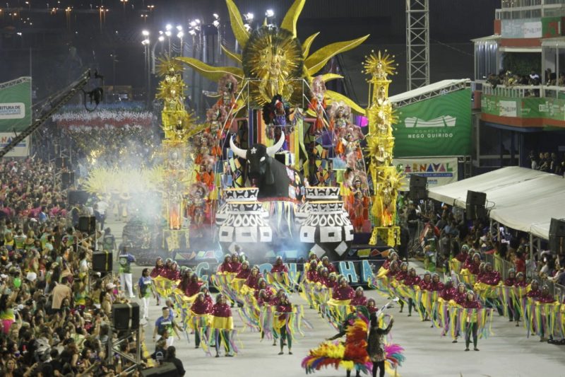 Carnaval 2024 desfiles das escolas de samba ocorrem neste sábado em