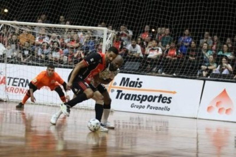 Humberto se despediu do JEC Futsal nesta sexta-feira (3) – Foto: JEC Futsal/Divulga&ccedil;&atilde;o/ND