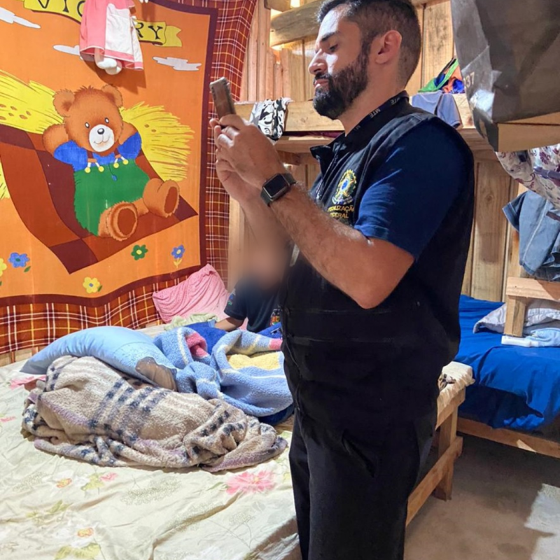 Tamb&eacute;m foram resgatados crian&ccedil;as e dois beb&ecirc;s rec&eacute;m nascidos – Foto: Divulga&ccedil;&atilde;o/Inspe&ccedil;&atilde;o do Trabalho do Minist&eacute;rio do Trabalho e Emprego/Pol&iacute;cia Rodovi&aacute;ria Federal/Reprodu&ccedil;&atilde;o/ND