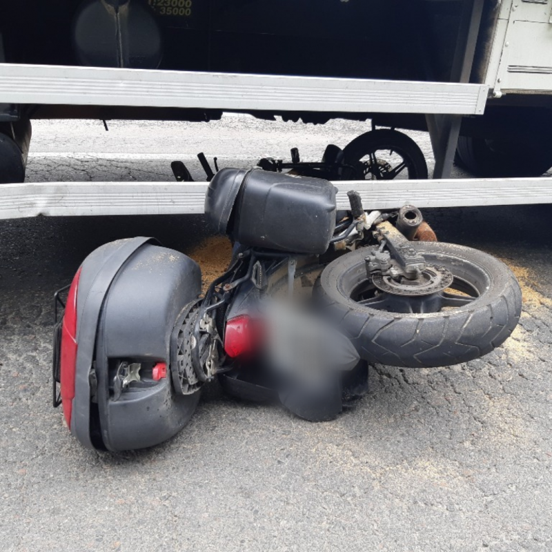 Motociclista sofre mal s&uacute;bito, bate em caminh&atilde;o e &eacute; atropelado por outro na BR-470 em SC – Foto: Divulga&ccedil;&atilde;o/Pol&iacute;cia Rodovi&aacute;ria Federal/Reprodu&ccedil;&atilde;o/ND