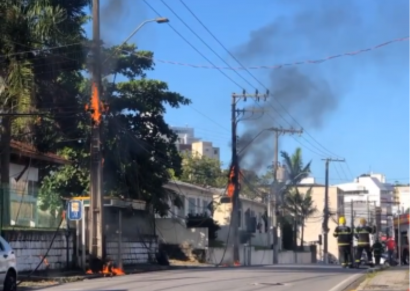 Postes de luz pegam fogo e deixam resid&ecirc;ncias sem energia – Foto: @dslarii/Instagram/Reprodu&ccedil;&atilde;o/ND