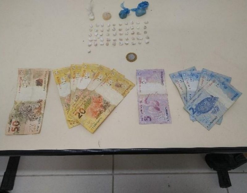 Jovem foi detido com drogas no bairro Vorstadt, por volta das 18h desta segunda (27) – Foto: Pol&iacute;cia Militar/Divulga&ccedil;&atilde;o/ND