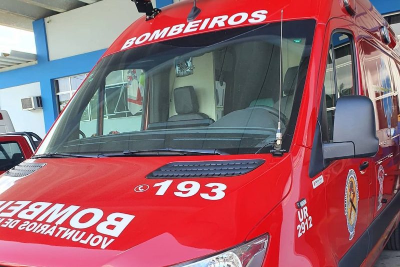 Bombeiros volunt&aacute;rios fizeram o resgate e primeiros socorros e, posteriormente, v&iacute;timas foram levadas ao PA – Foto: Corpo de Bombeiros Volunt&aacute;rios de Massaranduba/Divulga&ccedil;&atilde;o/ND