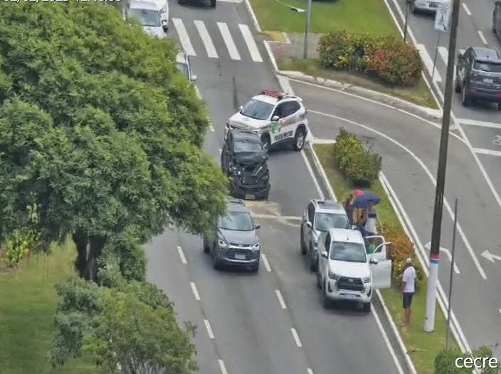 VÍDEO: Engavetamento de carros provoca lentidão na Avenida Beira-mar Norte, em Florianópolis