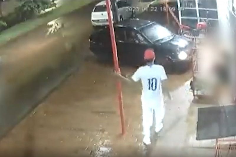 C&acirc;mera de seguran&ccedil;a flagrou o atropelamento – Foto: Internet/Reprodu&ccedil;&atilde;o