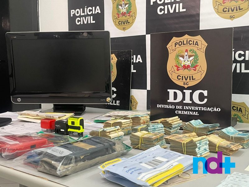 Documentos falsos tamb&eacute;m foram encontrados na casa – Foto: Felipe Bambace/NDTV