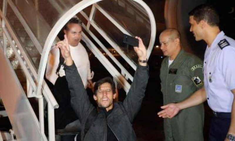 Quatro crian&ccedil;as integram o grupo de nove brasileiros e oito estrangeiros que desembarcou nesta madrugada – Foto: FAB/Divulga&ccedil;&atilde;o/ND