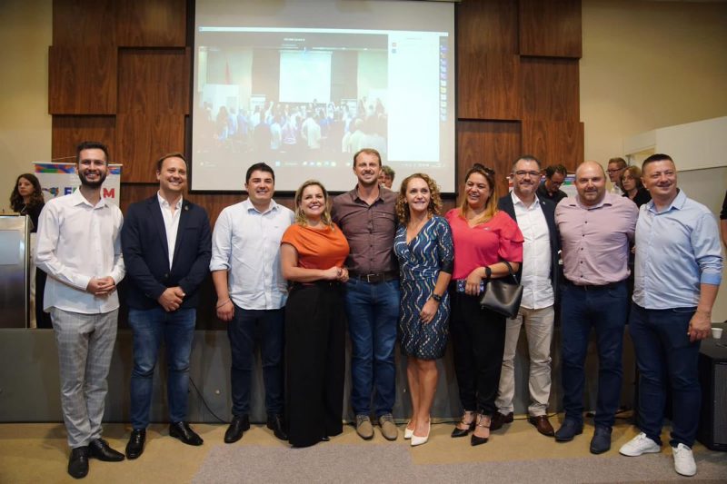 Nova Diretoria: Milena de blusa laranja – Foto: FECAM-MILENA