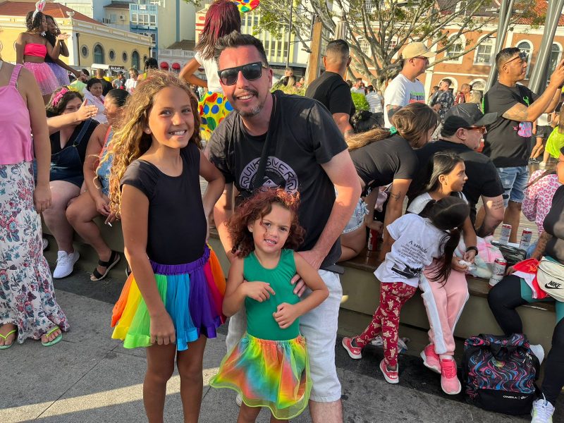 As crian&ccedil;as tamb&eacute;m aproveitam o Bloco dos Sujos com a fam&iacute;lia. Gabriela, de 3 anos, e Manuela, de 10 anos (esq.), foram com fantasias combinando e aproveitam a festa com o primo Luiz Felipe Maffini