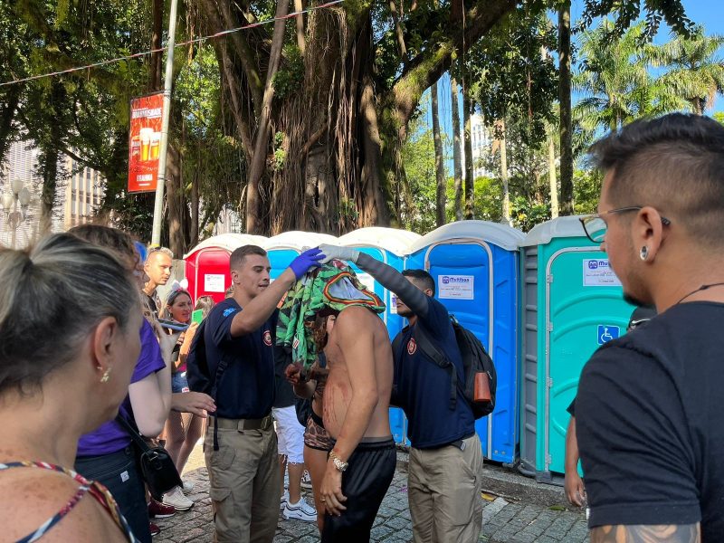Homem recebe atendimento ap&oacute;s galho se desprender e atingir a sua cabe&ccedil;a – Foto: Fernanda Lanzarin /ND