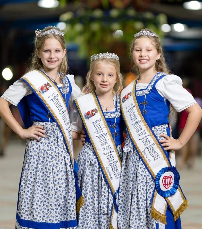 A realeza mirim da festa tamb&eacute;m foi escolhida em Pomerode – Foto: Daniel Zimmermann/Reprodu&ccedil;&atilde;o/ND